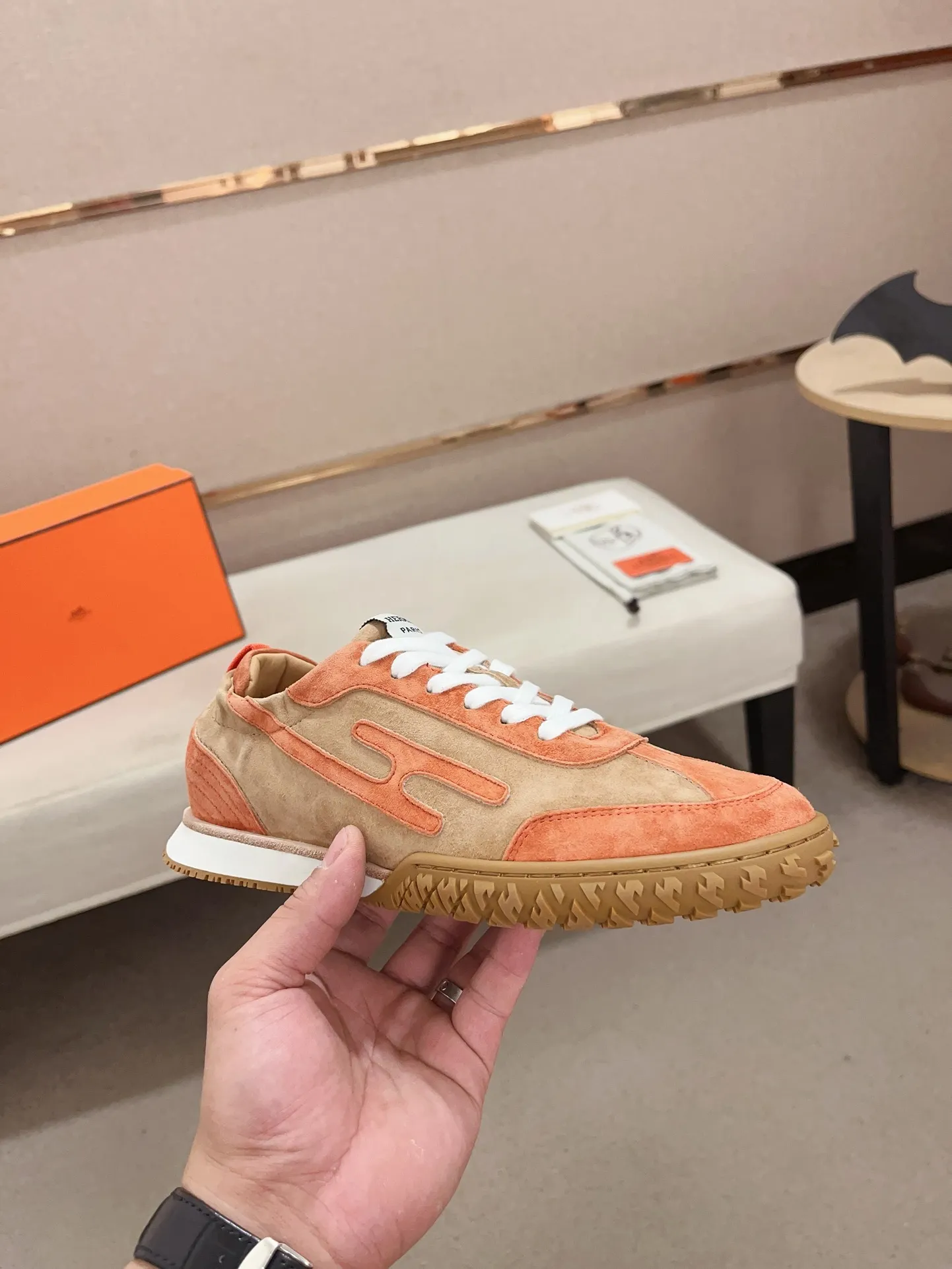 Men's men's shoes 💰: 720💰 Hermes top version # Couple style 💏 24ss casual sneakers Suede goatskin sneakers decorated with contrasting patterns and iconic "H" details, beautifully packaged at the delivery counter 🛍📦 Fabric: suede + cowhide Lining: mixed sheep lining Outsole: original TPU Bottom thickness: 2CM Size: 35-44